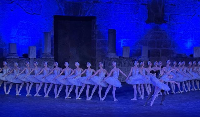 'Kuğu Gölü' balesi Aspendos Antik Tiyatrosu'nun tarihi atmosferinde sahnelendi