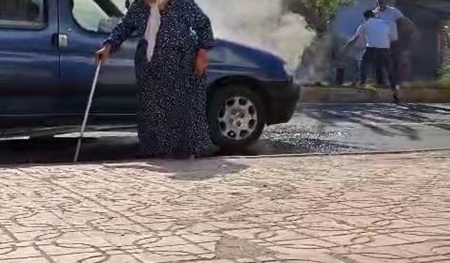 Diyarbakır’da faciadan dönüldü: Seyir halindeki araba, yaşlı kadın içindeyken alev aldı