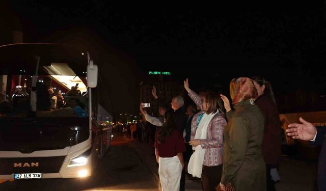 Gaziantep'te evliliklerinde 41 yılı dolduran çiftler kutsal topraklara uğurlandı