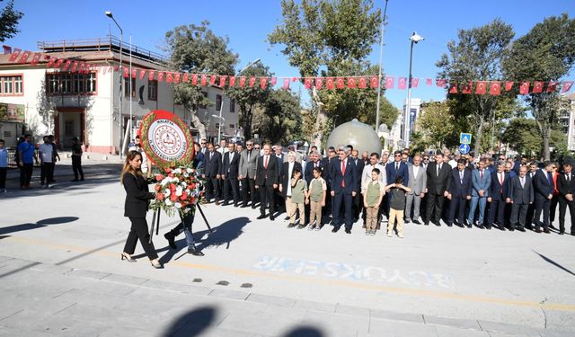 İlköğretim Haftası'nda Atatürk Anıtı’na çelenk sunuldu