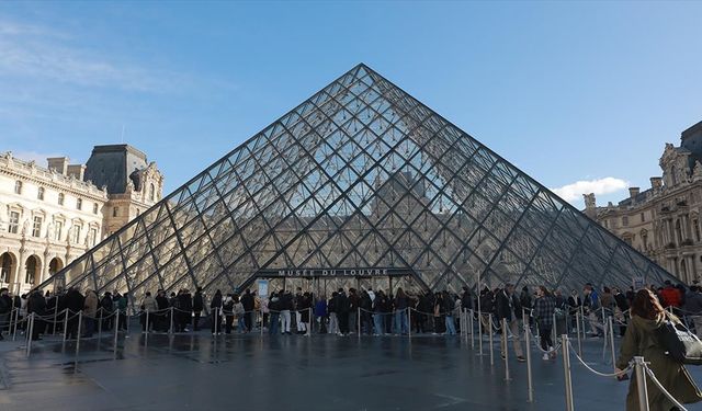 Fransa'da Louvre Müzesi'nden tarihi mücevherler çalındı