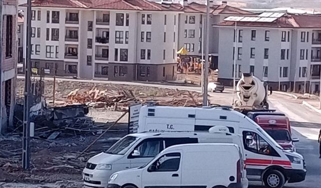 Malatya'da beton kalıbının altında kalan 2 işçi yaralandı