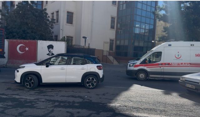 Trafik kilitlendi, ’fermuar sistemi’ uygulanmayınca ambulans ters yönden ilerledi