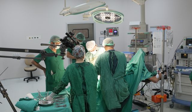 MEAH’ta Canlı Proktoloji Cerrahi Kursu verildi