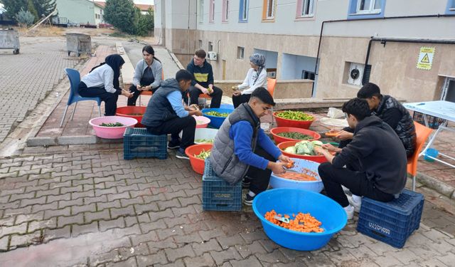 Fabrika gibi okul... Hem öğrenci hem çiftçiler
