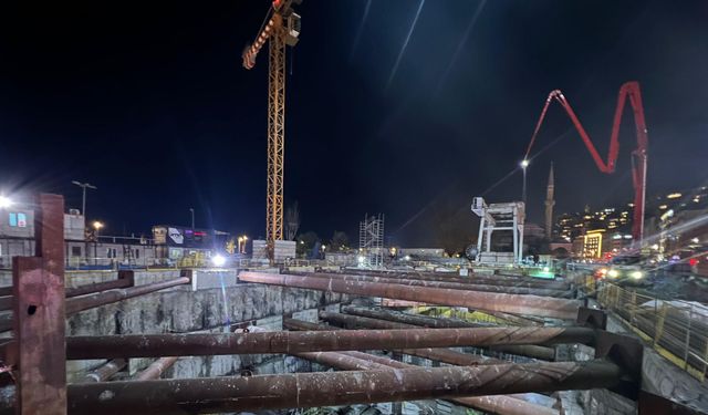 Beyoğlu'ndaki metro inşaatında iskele çöktü, bazı işçiler yaralandı