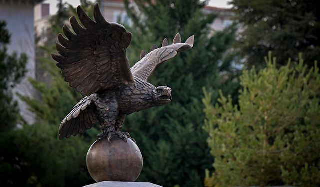 Macaristan'dan Ankara'ya Tarihi Hediye: İki Milleti Birleştiren Tuğrul Kuşu Heykeli!