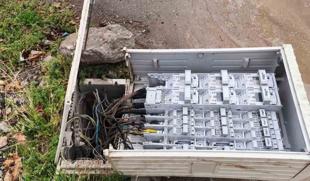 Adıyaman'da devrilen elektrik trafosu ölüm saçıyor