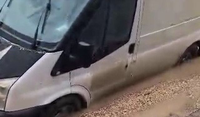 Adıyaman'da minibüs çöken yolda mahsur kaldı