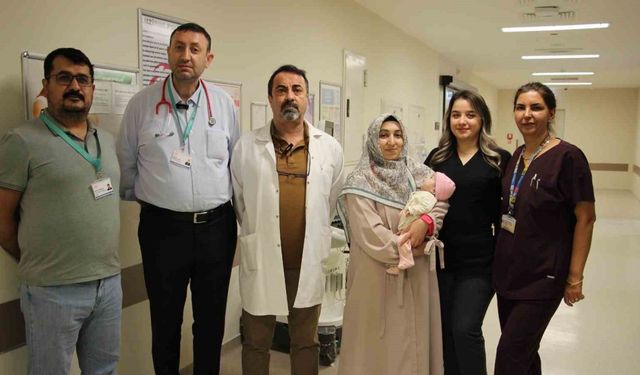 Bebeğin İç Organları Göğüs Boşluğuna Dolmuştu: Başarılı Operasyonla Kurtarıldı