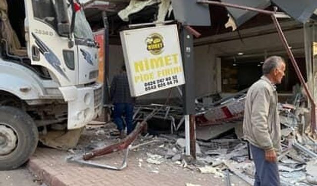 Elazığ’da Freni Boşalan Kamyon Ekmek Fırınına Girdi