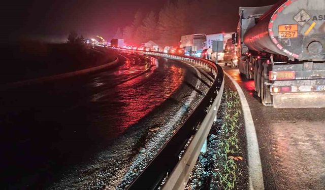 Elazığ’da tır devrildi: Kilometrelerce araç kuyruğu oluştu