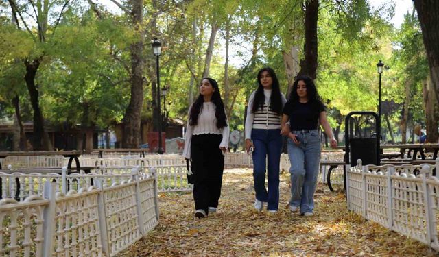 Gaziantep’teki parklar sonbahar renklerine büründü