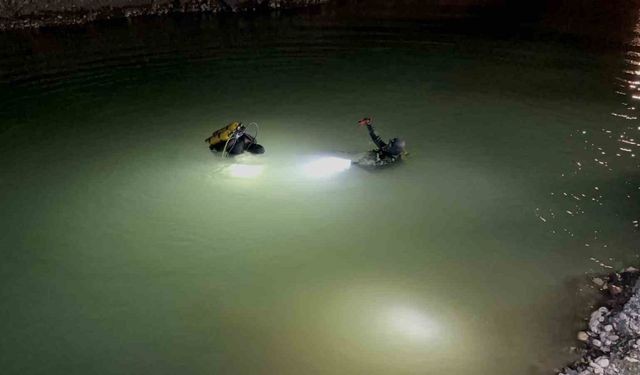 Gölete düşen kamyonet ekipleri harekete geçirdi