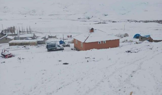 Kar yağışı 20 santimetreyi aştı: Köy yolları kapandı
