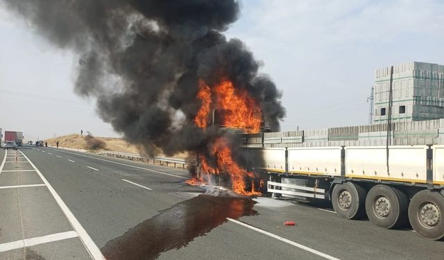 Malatya-Elazığ Karayolu’nda Seyir Halindeki Tır Alev Aldı