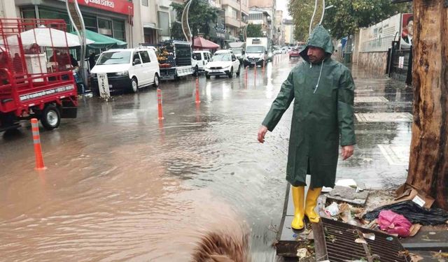 Sağanak yağış yolları göle çevirdi