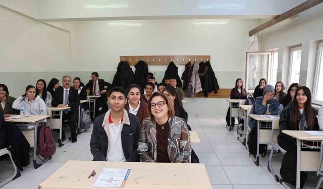 Şahin, bu yılın ilk deneme sınavında öğrencilerle bir araya geldi