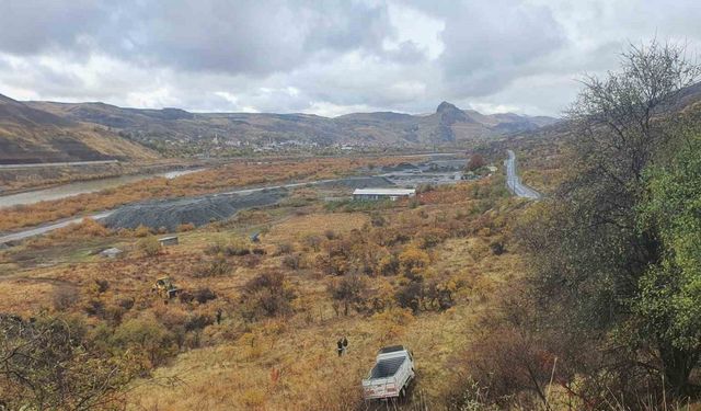 Son dakika! Elazığ’da kamyonet şarampole uçtu