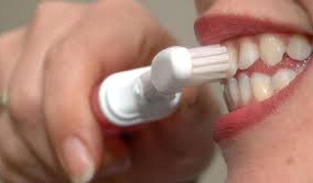 Diş fırçalarken yapılan hatalar diş sağlığını tehlikeye atabilir
