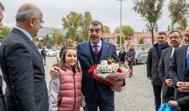 Sami Er, Bakan Tekin’e eğitim yatırımlarını tanıttı