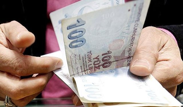 TÜİK’in önünde ‘Bu aylıklarla çok yaşanmaz’ açıklaması