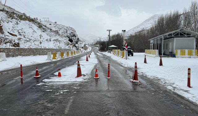 Kar ve Tipi Adıyaman-Çelikhan Yolunu Kapattı
