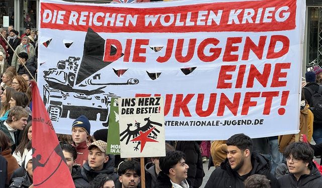 Binlerce öğrenci 'askerlik hizmeti yasa tasarısını' protesto etti