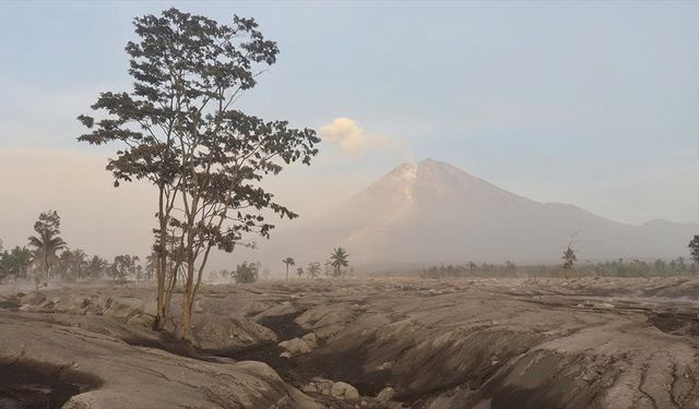 Endonezya'daki Semeru Yanardağı 6 kez patladı