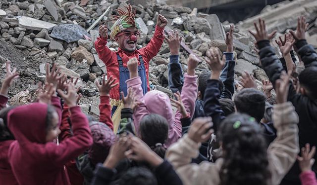 Gazzeli palyaço, acısına rağmen çocukları güldürüyor