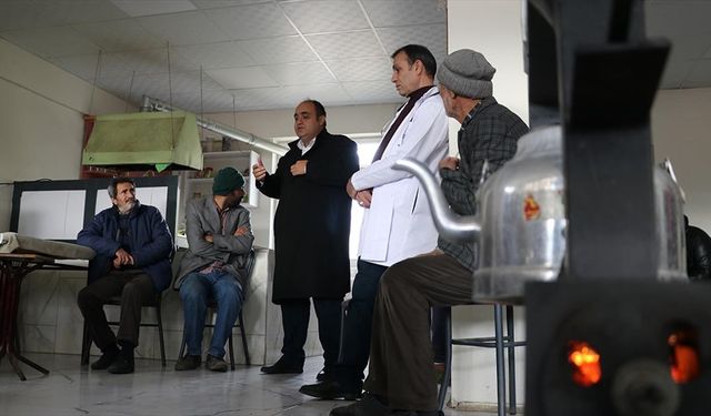 Gönüllü doktor ve gençler sağlık taraması ve ilk yardım eğitimi için köy yollarında