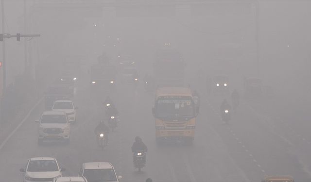 Hindistan'da hava kirliliğinin yol açtığı sis, uçuşlarda aksaklıklara neden oldu
