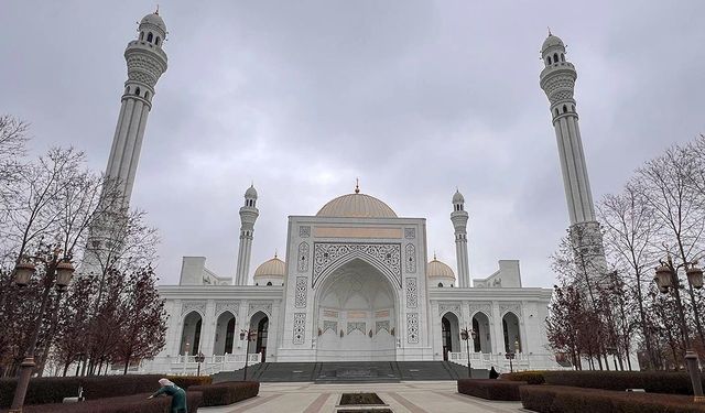 Rusya'da mimarisiyle öne çıkan 'Müslümanların Gururu' Camisi ziyaretçilerin ilgi odağı