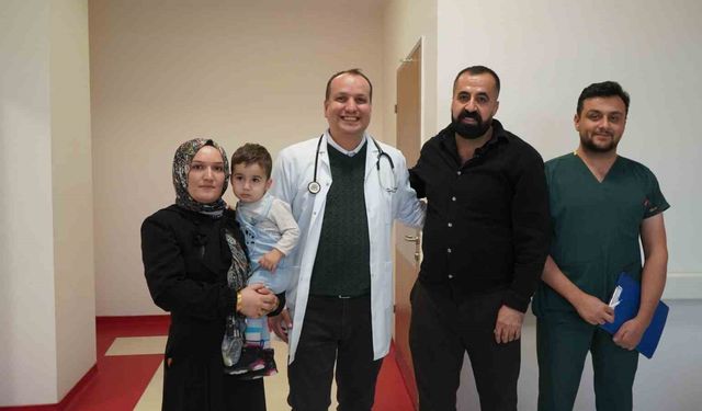 Bebeğin yuttuğu mıknatıslar bağırsak delinmesine neden oldu