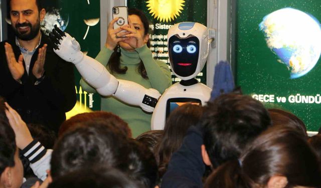 Diyarbakırlı öğrenciler atık malzemelerden robot yaptı