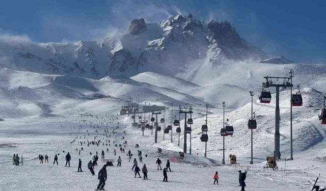 Erciyes'te hafta sonu pistler kayak severlerle doldu