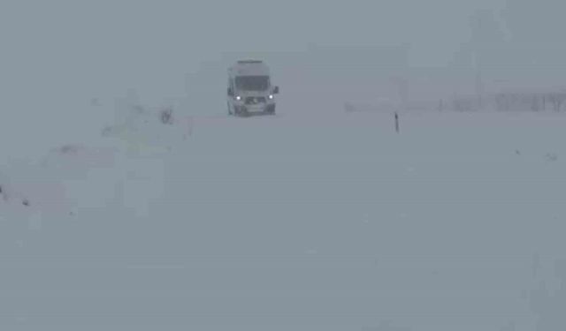 Gercüş'te karda mahsur kalan ambulansa İl Özel İdare ekibi yetişti