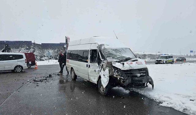 İşçi servisi tıra çarptı: 11 yaralı