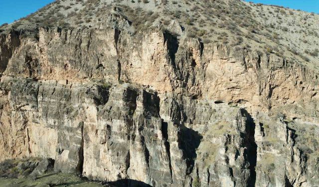 Kayaların ortasındaki manastır görenleri hayrete düşürüyor: Yüzlerce yıllık yapı dron ile görüntülendi