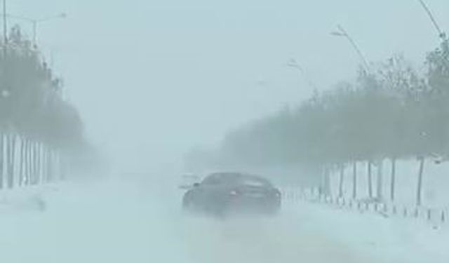 Kayganlaşan yolda kaza kıl payı atlatıldı