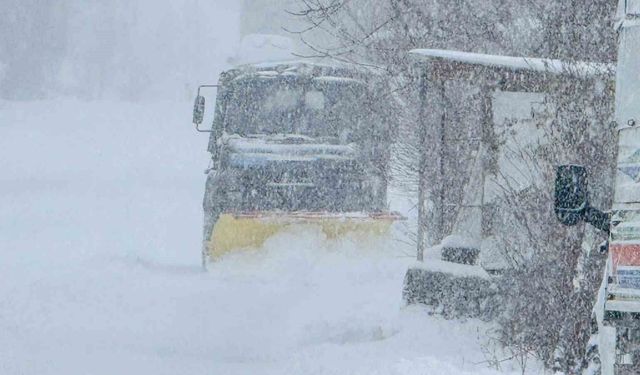 Mehmetçik karla kaplı yolları açtı