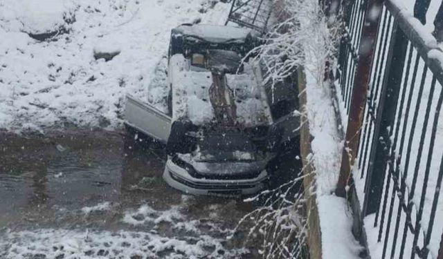 Otomobil köprüden düştü: 2 yaralı