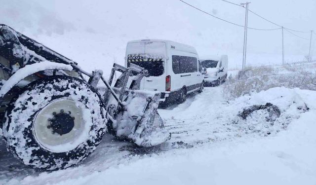 Şırnak'ta karda mahsur kalanlar için belediye ekipleri seferber oldu