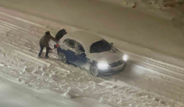 Yolda kalan araçları el birliğiyle çıkardılar