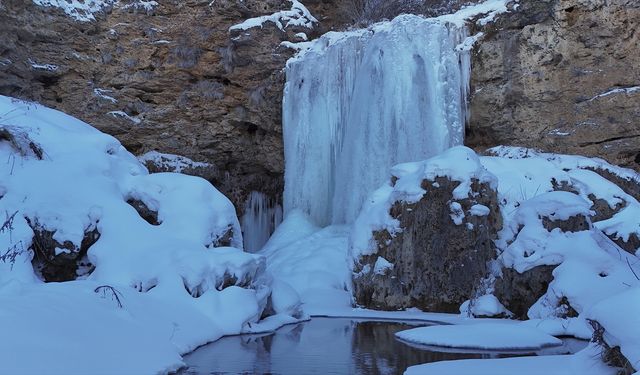 Bayburt'ta Sırakayalar Şelalesi buz tuttu