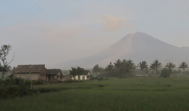Endonezya'daki Semeru Yanardağı'nda 2 patlama meydana geldi