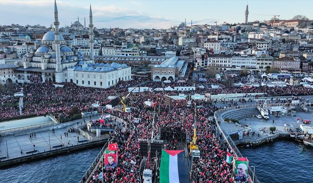 Filistin'e destek için 520 bin kişi Galata Köprüsü'nde buluştu