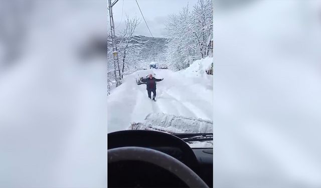 Kar nedeniyle kapanan yolu açılan köy sakini, ekibi oynayarak karşıladı