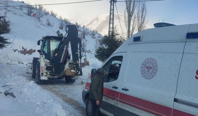 Malatya'da kar nedeniyle mahsur kalan hasta, ekiplerce hastaneye ulaştırıldı