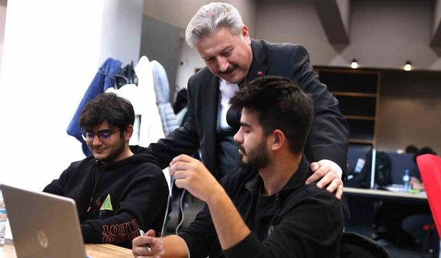 Binlerce Öğrenci Tatilde Akıl Küpü Kütüphanelerine Koştu